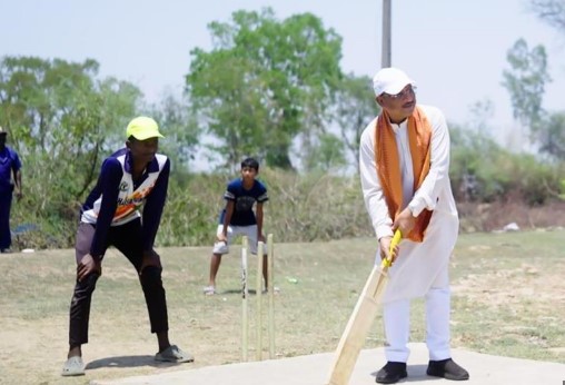 मुख्यमंत्री विष्णुदेव साय ने ग्राम भैंसामुड़ा के क्रिकेट मैदान में बच्चों के साथ खेला क्रिकेट, दिए खेल सुविधाएं बढ़ाने के निर्देश