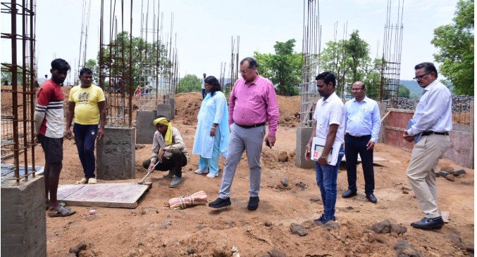 प्रभारी सचिव ने किया शासकीय महाविद्यालय धनोरा के निर्माणाधीन भवन का निरीक्षण