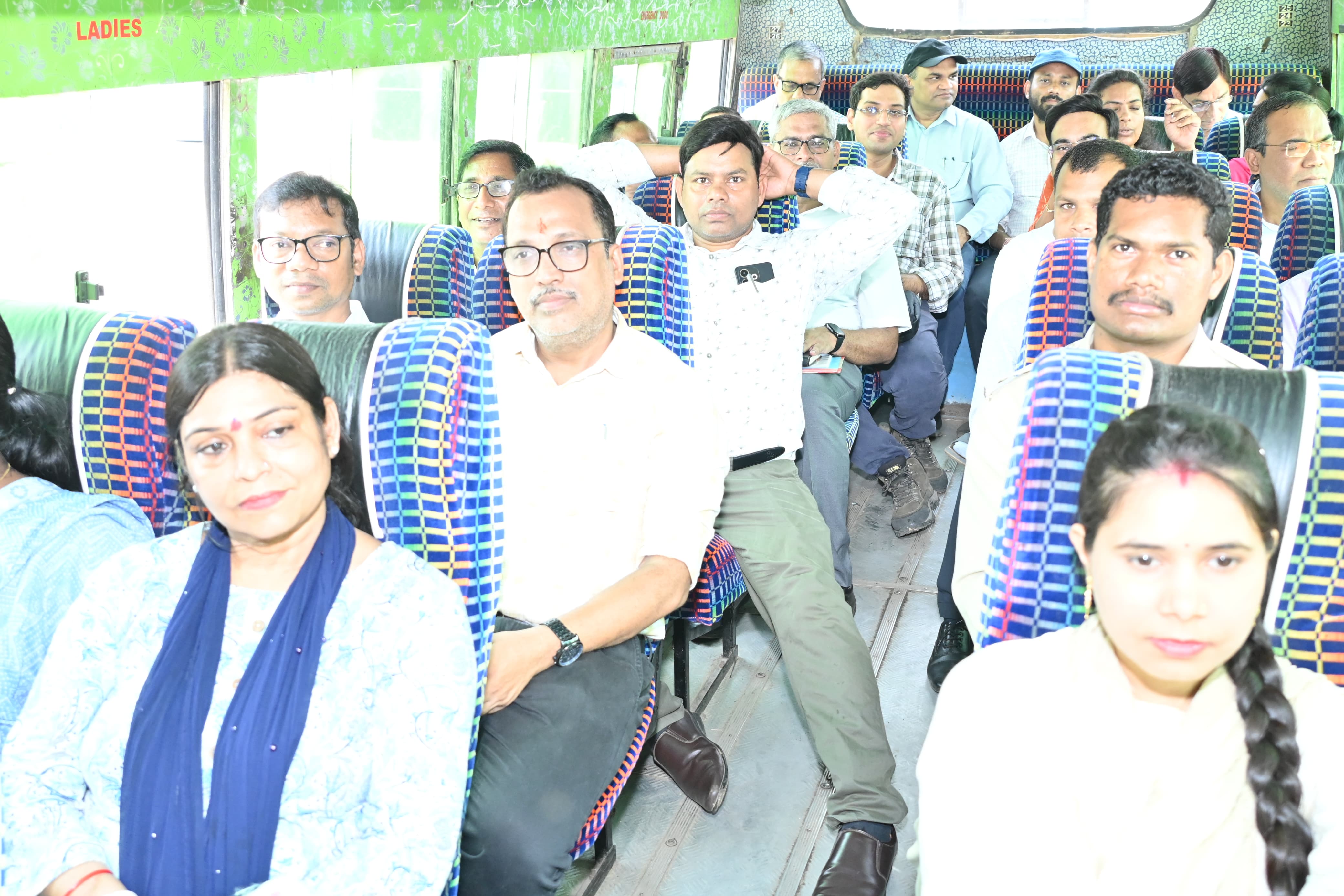 सुशासन तिहार में अधिकारियों ने पूल वाहन से पहुंचे 