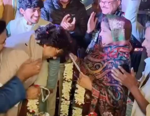 आशुतोष राणा और रेणुका शहाणे ने 25वीं सालगिरह पर फिर से बदली वरमाला