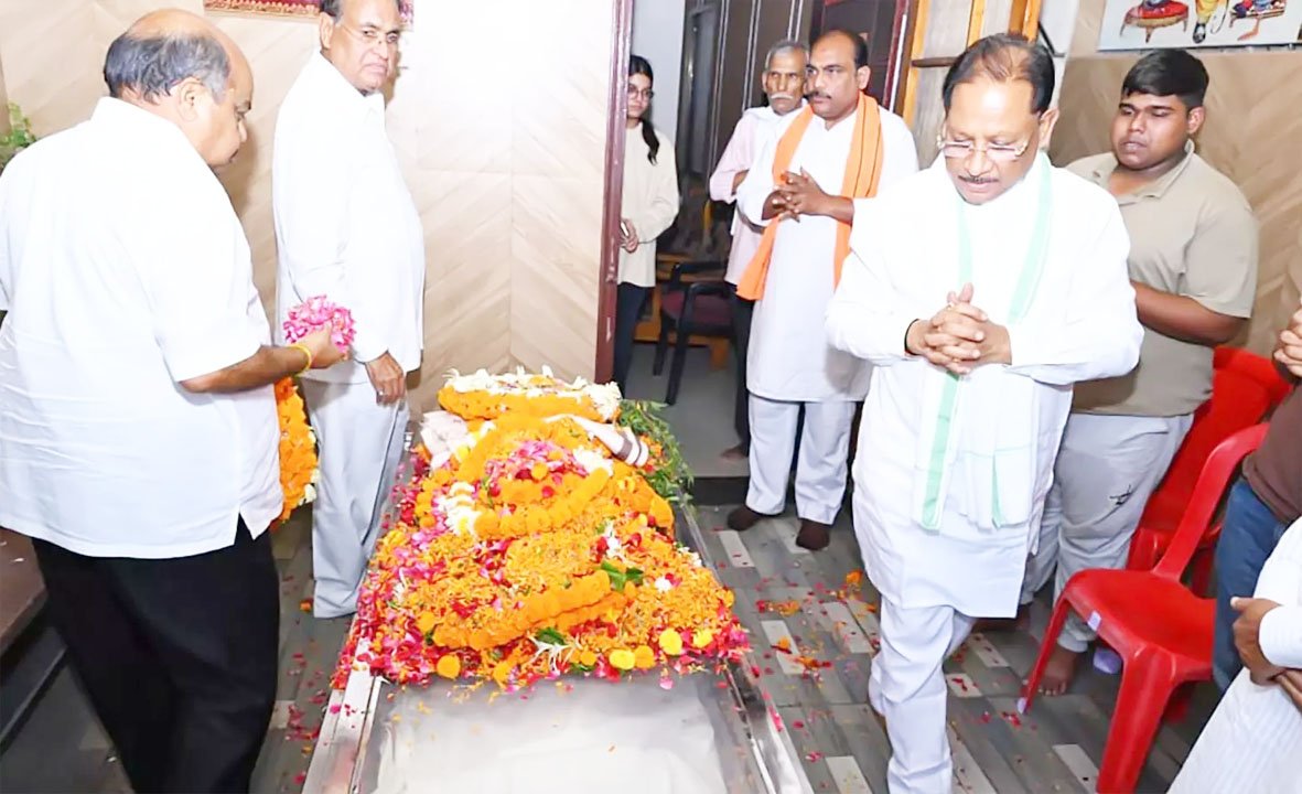 मुख्यमंत्री साय ने रूपनारायण सिन्हा के निवास पहुँचकर उन्हें श्रद्धांजलि दी