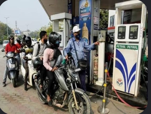    छत्तीसगढ़ में पेट्रोल-डीजल संकट — 300 से ज्यादा पंप सूखे, रातभर लाइनों में खड़े रहे लोग                                        