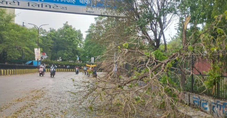 आंधी और बारिश से रायपुर समेत कई इलाकों में नुकसान