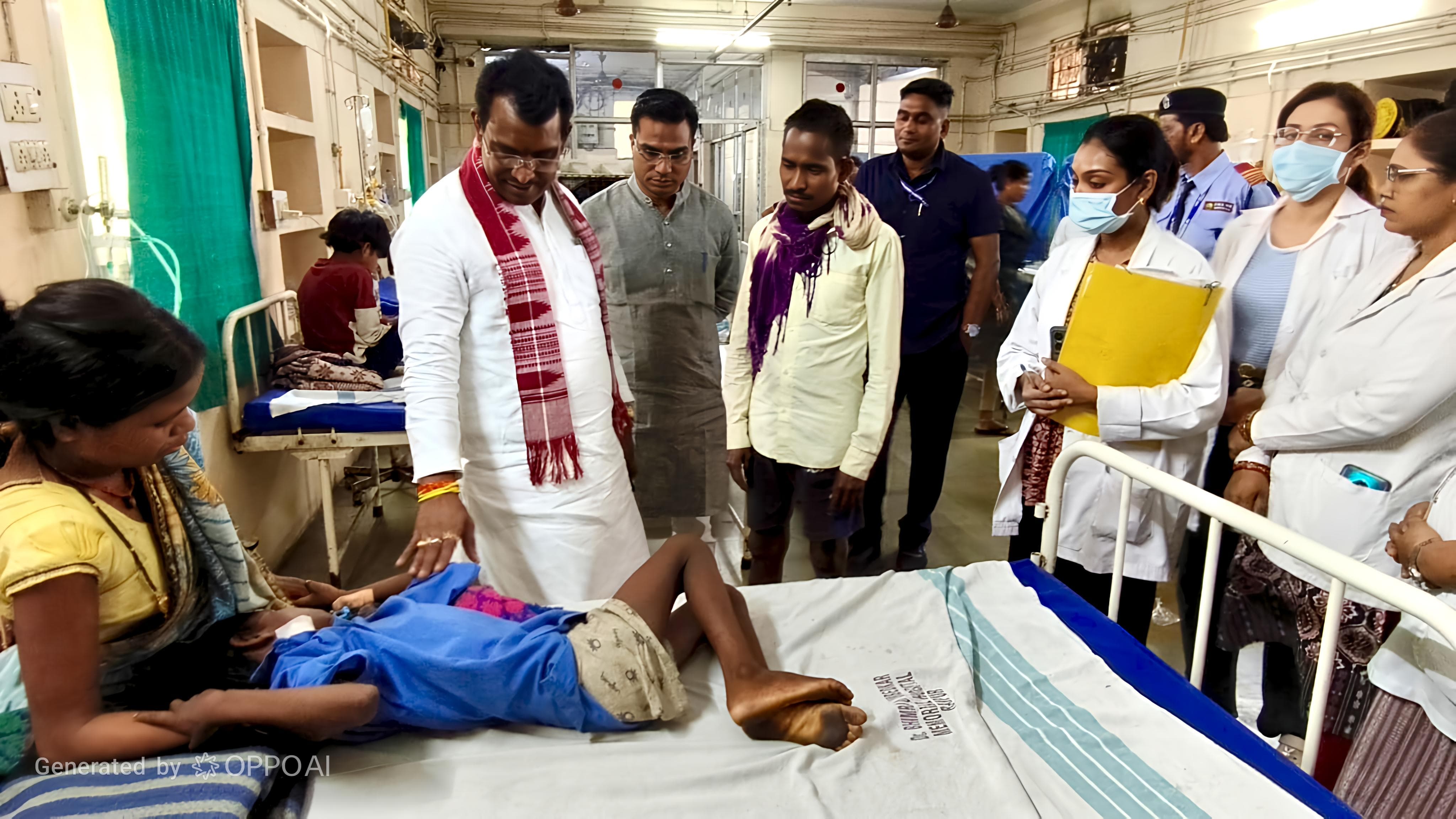 तेंदुए के हमले से घायल मासूम से मिलने मेकाहारा पहुंचे विधायक रोहित साहू