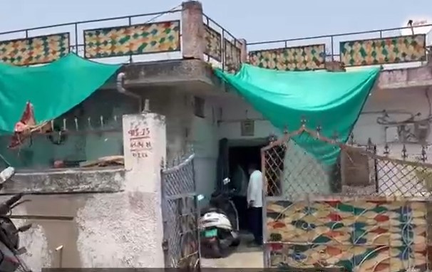एक ही परिवार के चार लोगों के शव मिले; दो बच्चों को जहर देकर माता-पिता ने लगाई फांसी