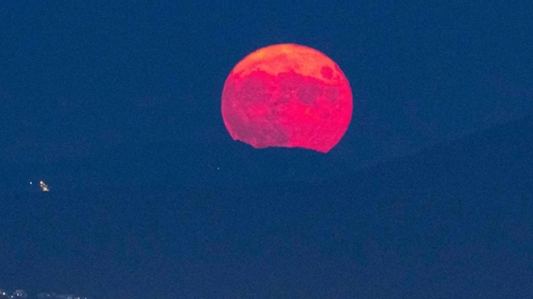Blue Moon: आज चांद हो जाएगा ब्लू! जानें भारत में देखने का सही समय
