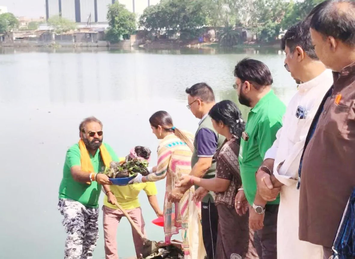 ग्रीन आर्मी ने टाटीबंध भुईया तालाब में चलाया स्वच्छता अभियान
