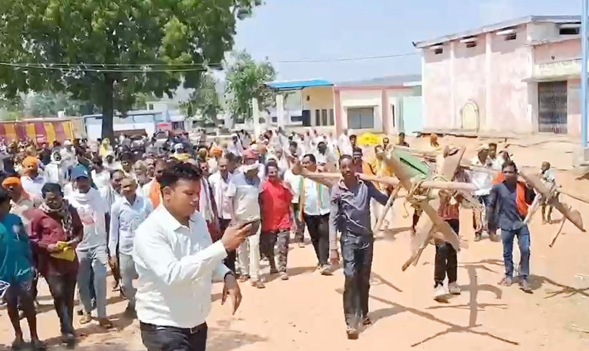 खाद संकट पर किसानों का गुस्सा, चक्काजाम कर प्रशासन के खिलाफ किया प्रदर्शन
