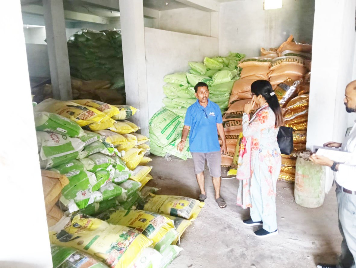 दुर्ग जिले के 135 खाद विक्रय केंद्रों का औचक निरीक्षण, अमानक उर्वरक जब्त