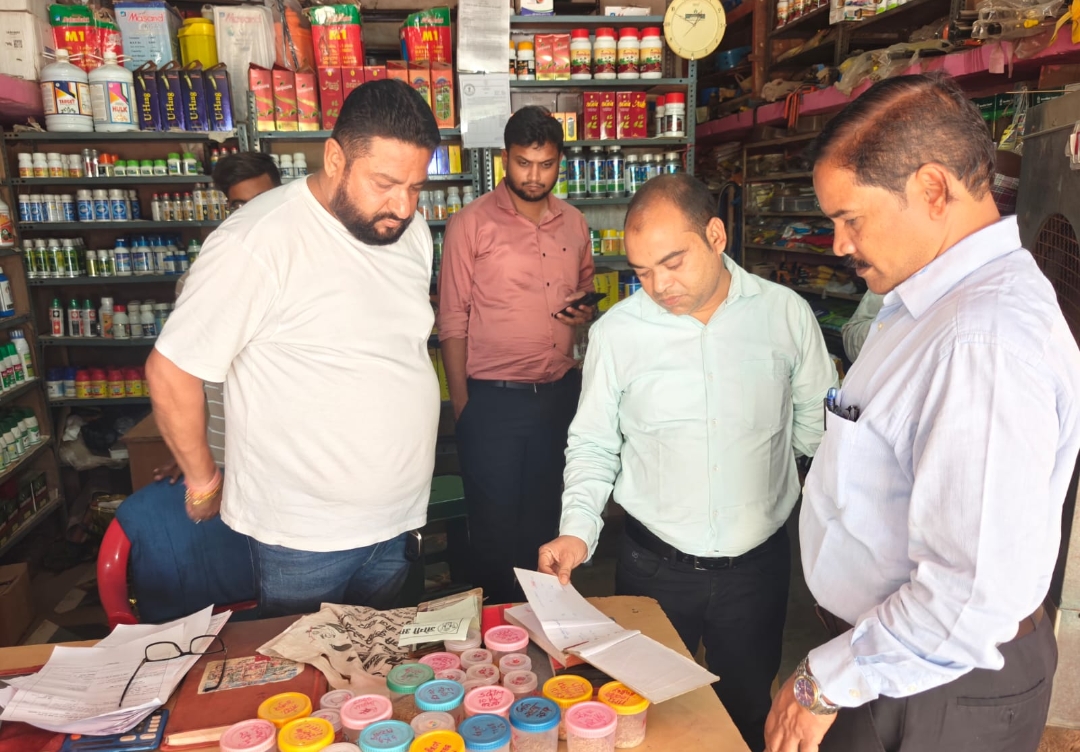 बिना लाइसेंस के बेच रहे थे खाद एवं बीज, जांच टीम ने किया जब्त.