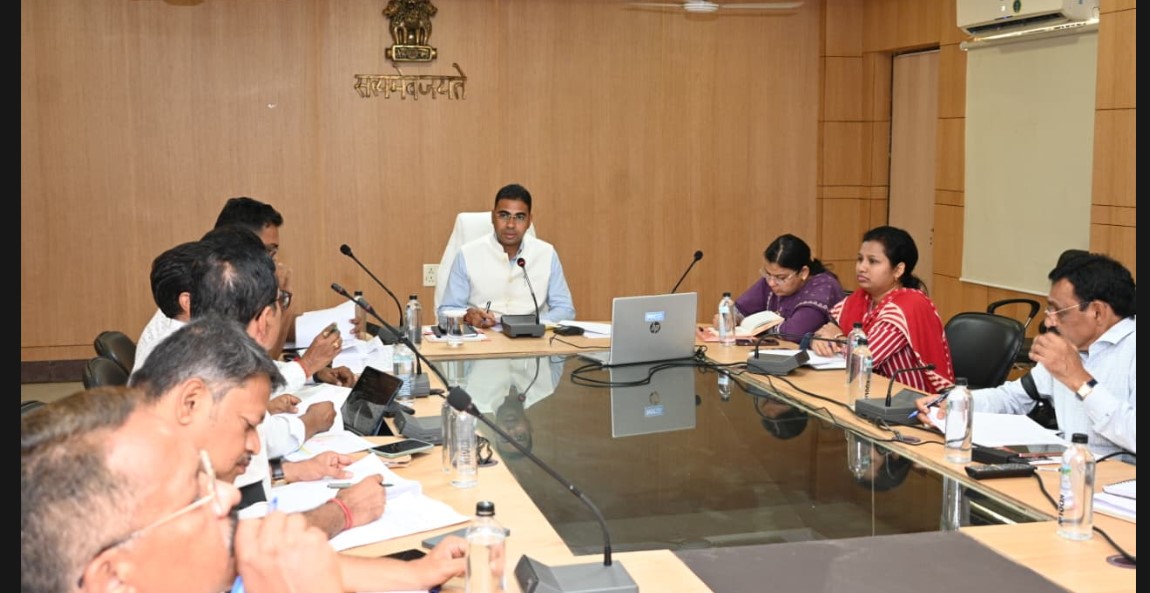 कलेक्टर कुलदीप शर्मा ने किसानों को गुणवत्तायुक्त खाद-बीज वितरण और स्कूलों के निर्माण कार्यों की समीक्षा की