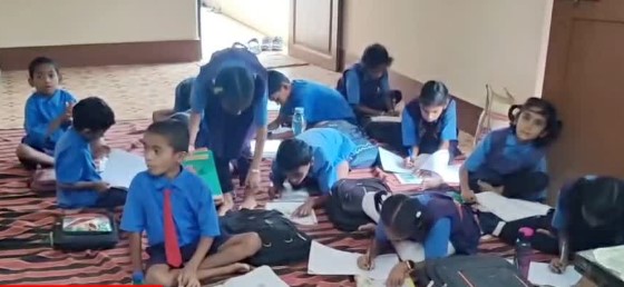 कांकेर में शिक्षा का बुरा हाल: नया सत्र शुरू होने के बाद भी स्कूल भवन अधूरा, ग्रामीण के घर में पढ़ने को मजबूर नौनिहाल