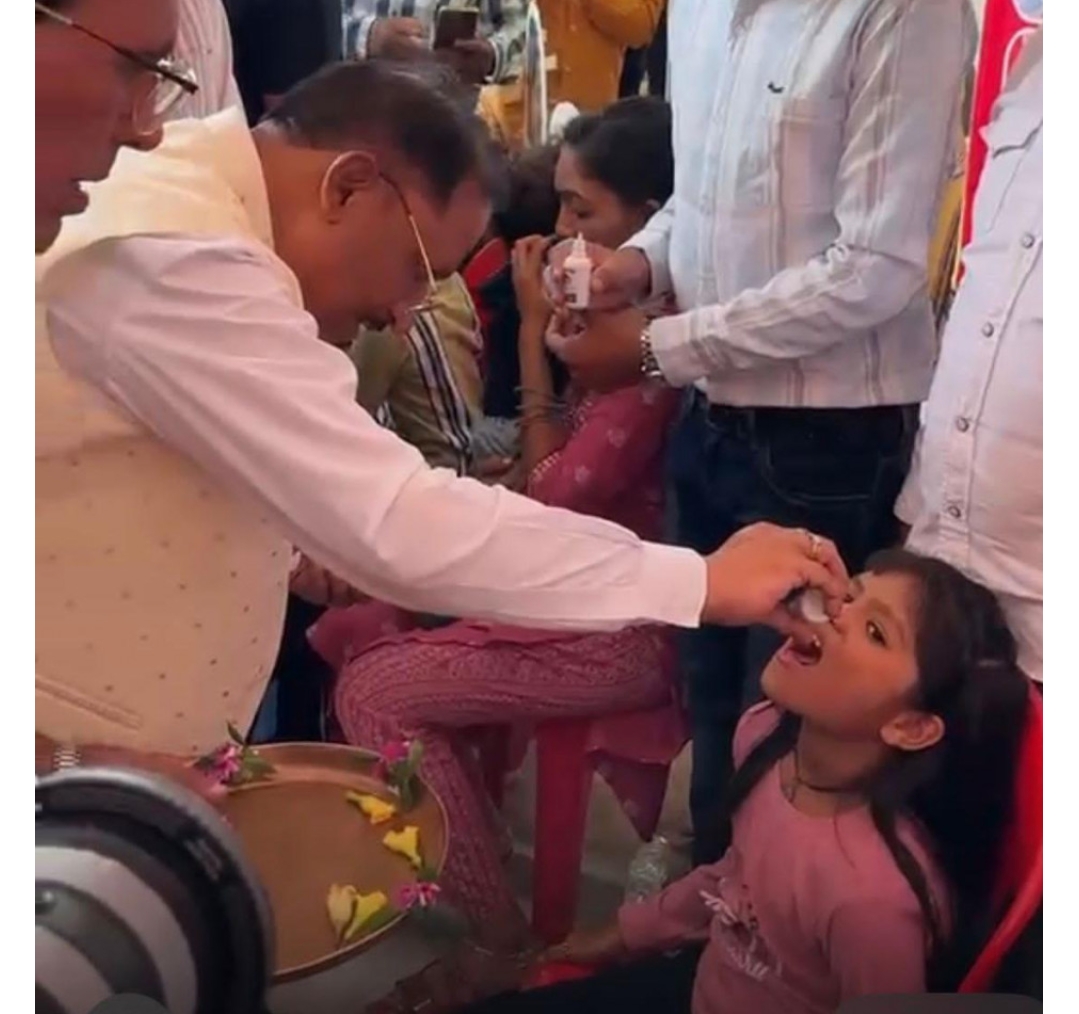 चंद्रनाहू कुर्मी-क्षत्रिय समाज के केंद्रीय अधिवेशन में मुख्यमंत्री ने बच्चों को कराया स्वर्णप्राशन