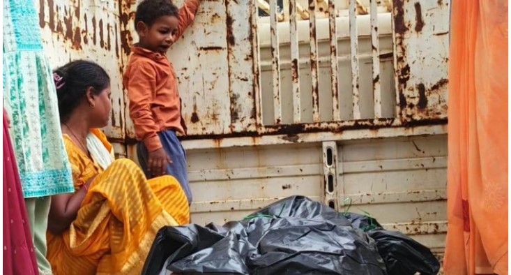 सड़क हादसे में शिक्षक की मौत, शव वाहन न मिलने पर पिकअप में ले जाना पड़ा पार्थिव शरीर