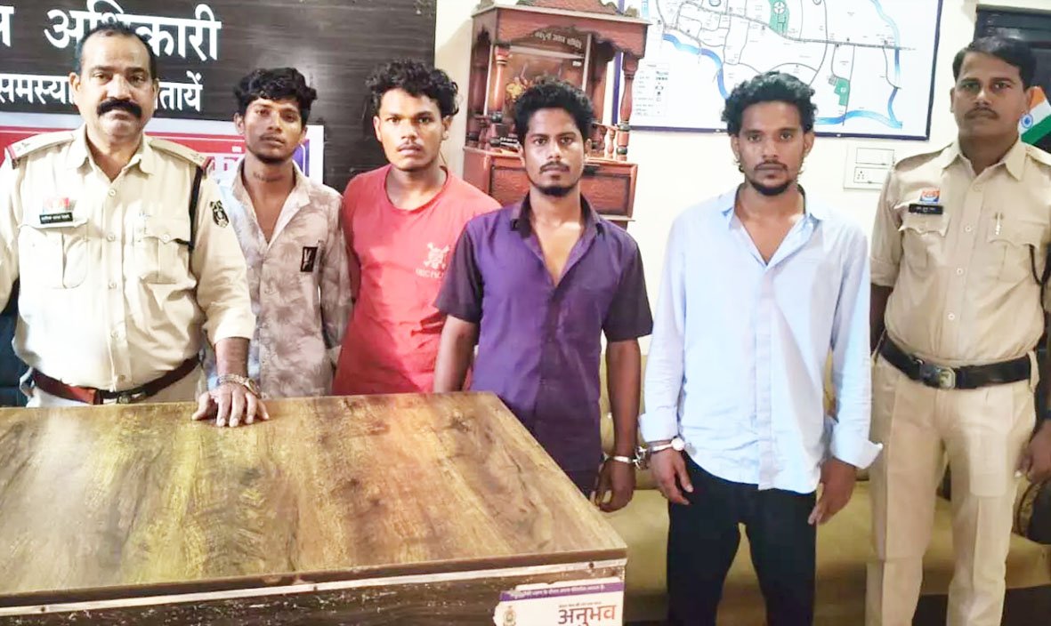 घर में घुसकर तलवार-लाठी से हमला करने वाले चार आरोपी गिरफ्तार, हथियार बरामद