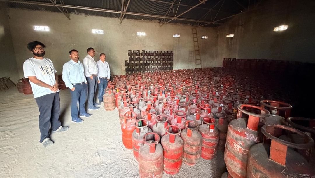 संयुक्त टीम ने किया बम्लेश्वरी गैस एजेंसी की जांच,अनियमितता का प्रकरण दर्ज