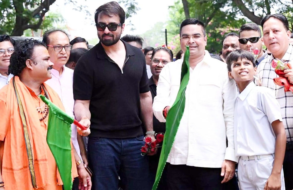 भिलाई में सोनू सूद ने दिखाई जनसेवा की मिसाल, अत्याधुनिक वेंटिलेटर एंबुलेंस को दिखाई हरी झंडी