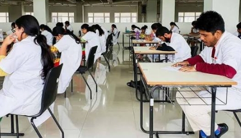 मेडिकल कॉलेजों में नए प्रमोशन से टेंशन बढ़ी: शिक्षकों की कमी के बीच 17 डॉक्टरों का किया ट्रांसफर