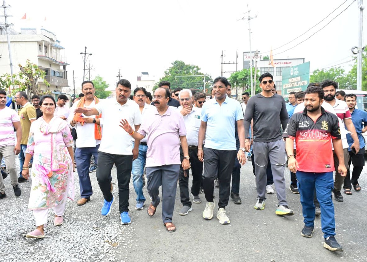 स्कूटी से शहर का निरीक्षण करने निकले उप मुख्यमंत्री अरुण साव