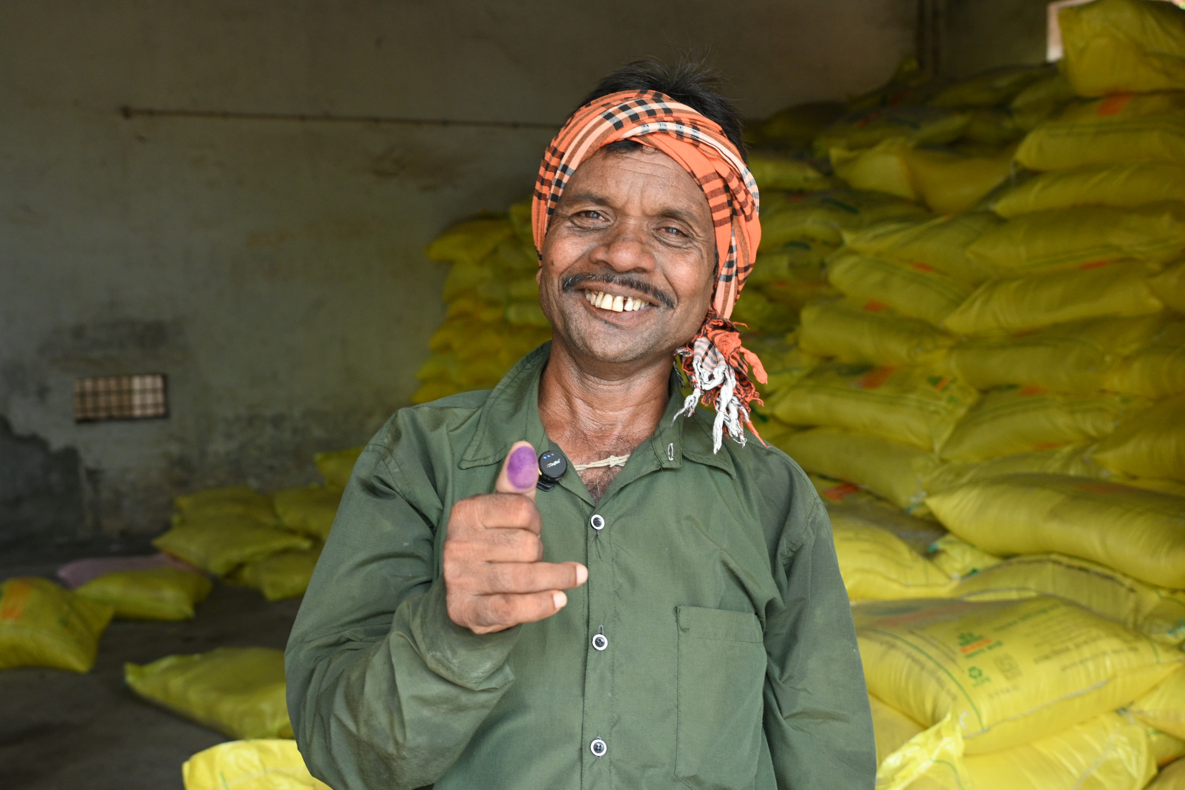 समितियों में खाद-बीज लेने किसानों में उत्साह, सुगम व्यवस्था से जताई संतुष्टि