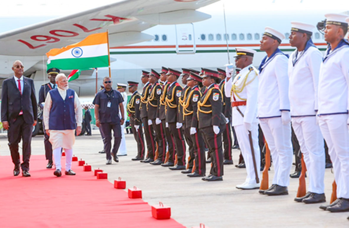 सेशेल्स पहुंचे प्रधानमंत्री मोदी, राष्ट्रपति हर्मिनी ने किया गर्मजोशी से स्वागत