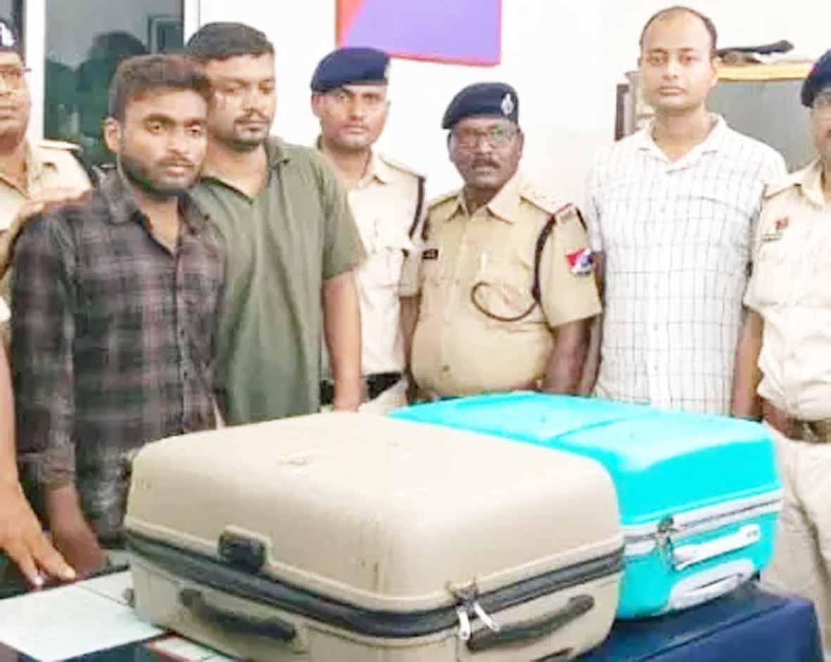 सारनाथ एक्सप्रेस ट्रेन से गांजा जब्त, दो युवक अरेस्ट
