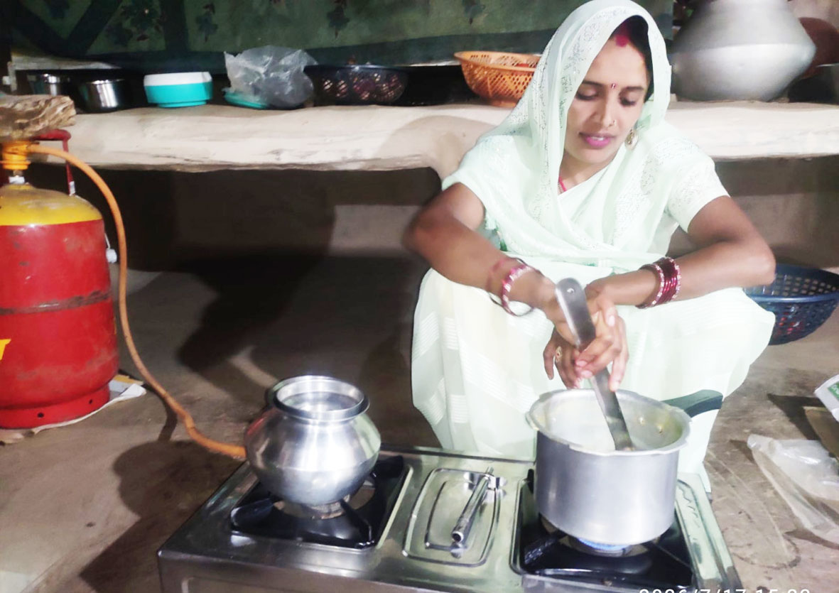 हितग्राही को उपलब्ध कराया गया प्रधानमंत्री उज्ज्वला योजना का गैस कनेक्शन
