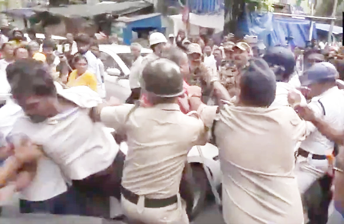 ममता बनर्जी की रैली में टीएमसी-बीजेपी कार्यकर्ताओं की भिड़ंत