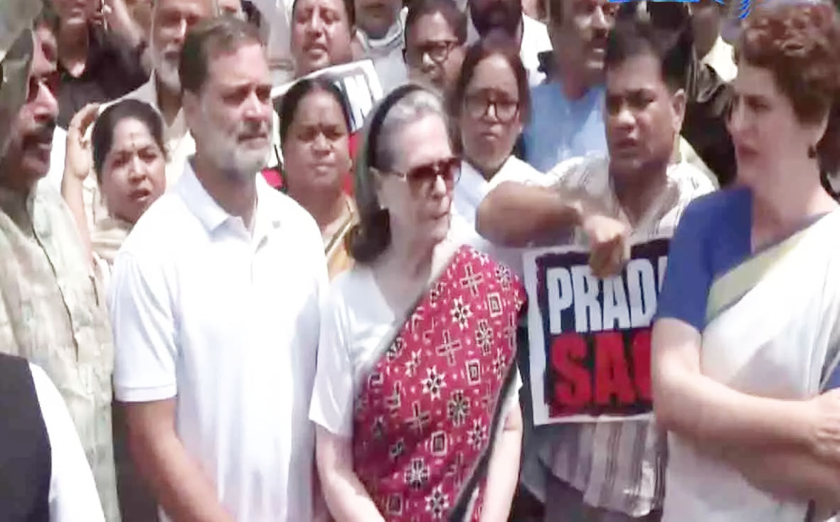 विपक्ष ने संसद परिसर में किया विरोध प्रदर्शन, प्रधान के इस्तीफे की मांग दोहराई