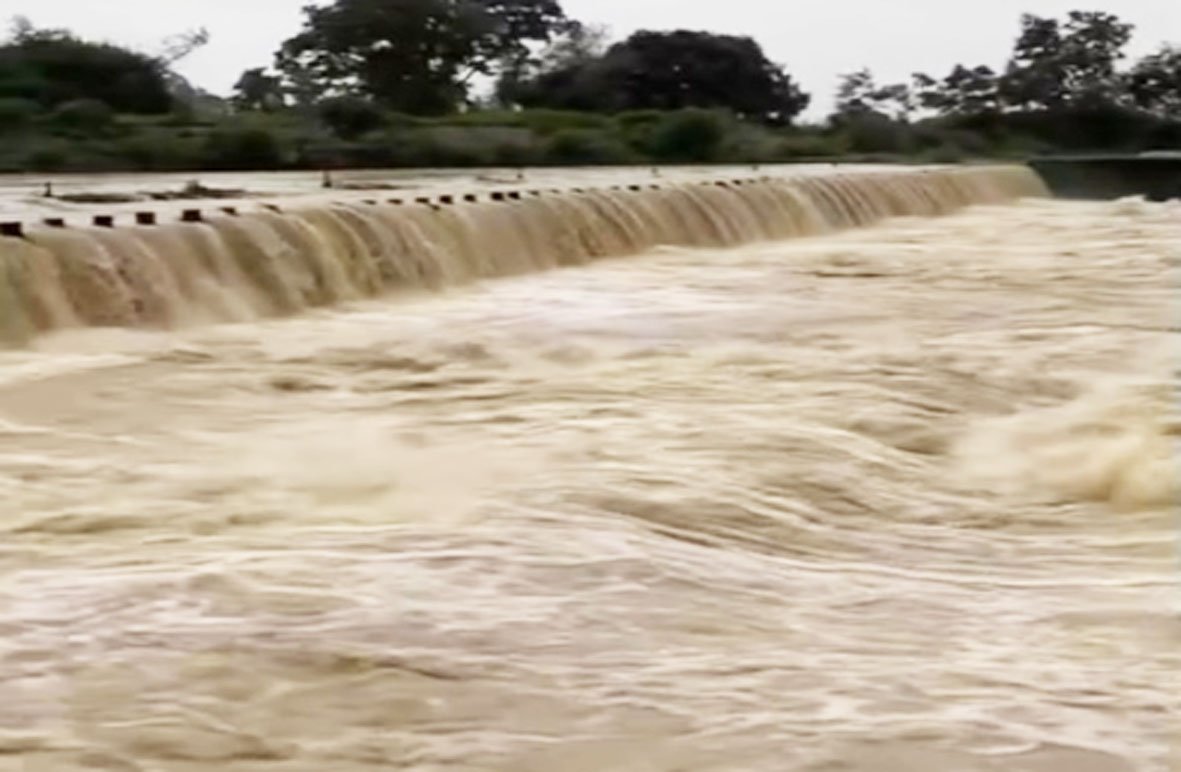 भारी बारिश के बीच मछली पकड़ने गया युवक एनिकट में बहा, रेस्क्यू ऑपरेशन जारी