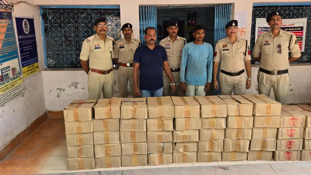 धमतरी में अवैध शराब पर बड़ी कार्रवाई, 53 पेटी शराब के साथ दो तस्कर गिरफ्तार