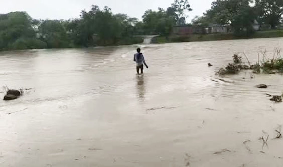 सरगी नाला पार करते वक्त तेज बहाव में बहा ग्रामीण, शव बरामद