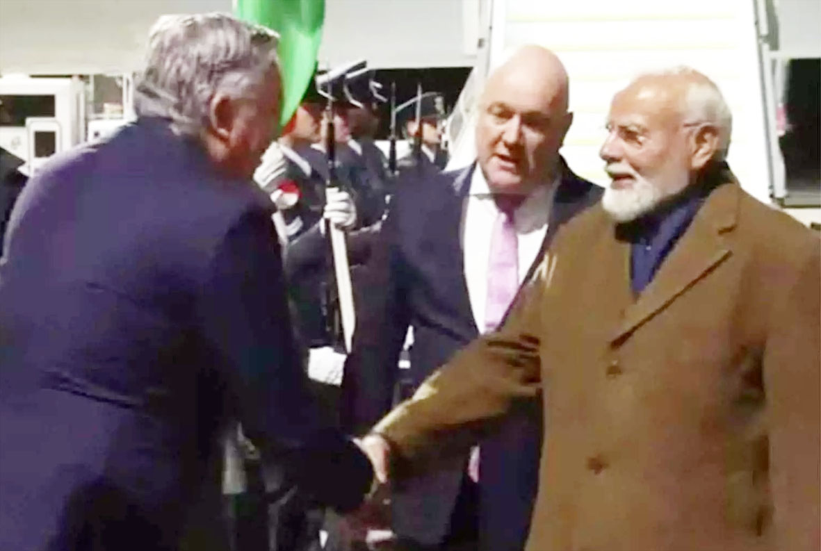 प्रधानमंत्री नरेंद्र मोदी पहुंचे ऑकलैंड, प्रधानमंत्री क्रिस्टोफर लक्सन ने किया स्वागत