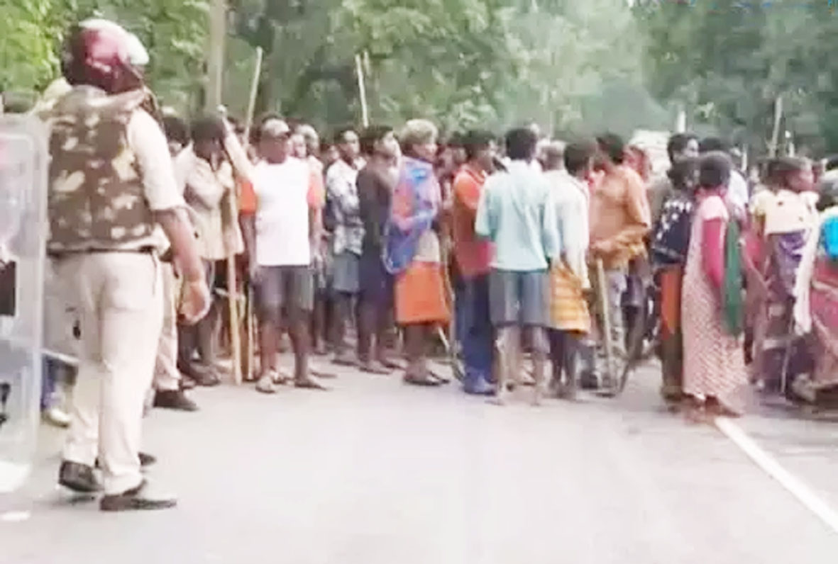 ग्रामीणों ने पुलिस टीम पर किया पथराव, DSP समेत 24 पुलिसकर्मी घायल