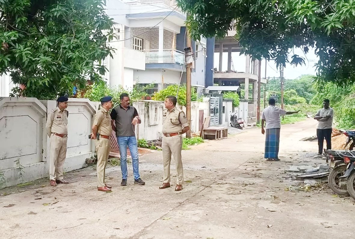 घर के सामने टहल रही महिला से दिनदहाड़े चेन स्नेचिंग