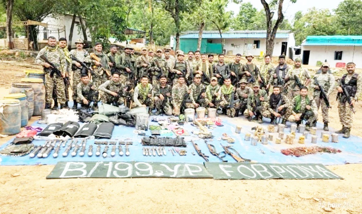 CRPF ने बीजापुर में हथियार और विस्फोटक सामग्री का बड़ा जखीरा किया बरामद