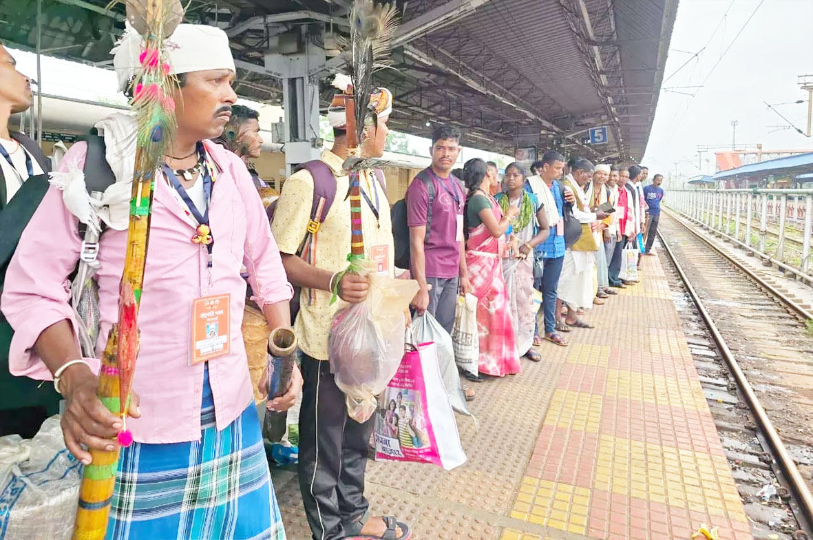 बदलते बस्तर का संदेश लेकर दिल्ली रवाना हुआ बस्तर का प्रतिनिधिमंडल