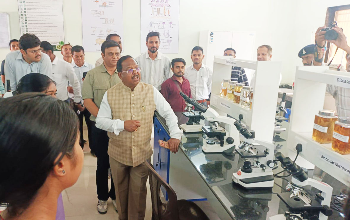 मंत्री रामविचार नेताम ने किया कृषि महाविद्यालय कुरूद का भ्रमण