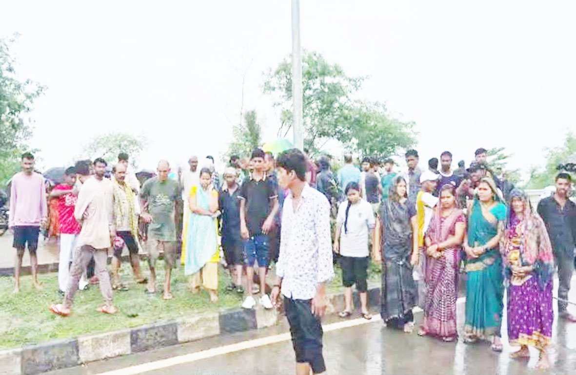 जलभराव से परेशान लोगों ने NH-49 पर किया चक्काजाम