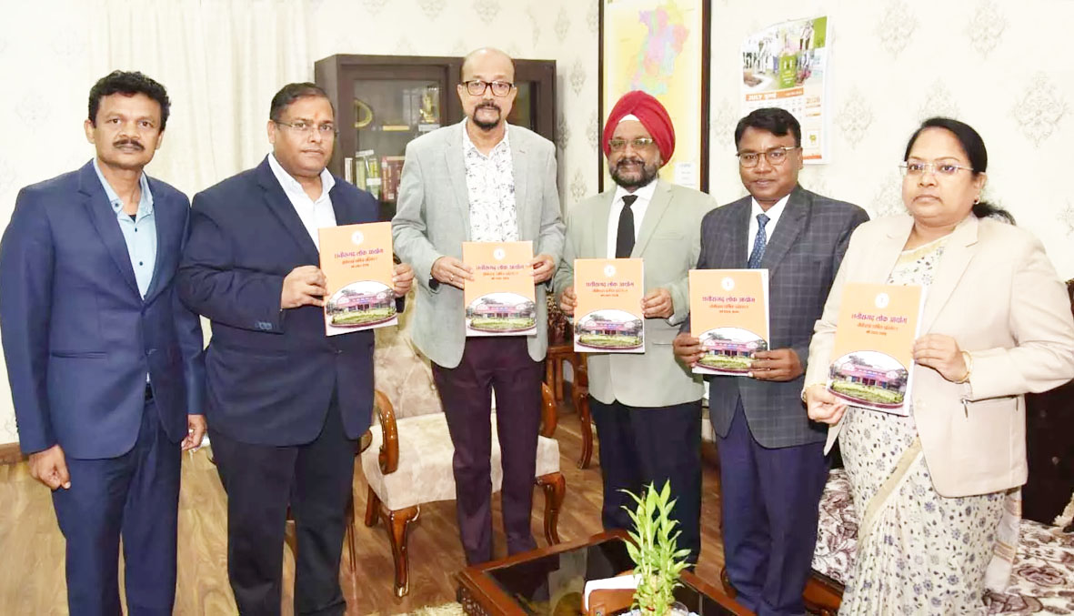 राज्यपाल डेका को प्रमुख लोकायुक्त उबोवेजा ने आयोग का वार्षिक प्रतिवेदन सौंपा