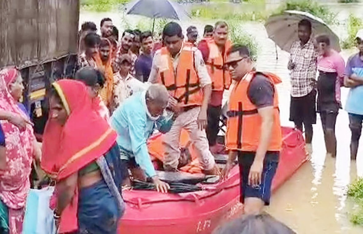आरंग के पास आई बाढ़ में डूबने से 6 लोगों को बचाया गया