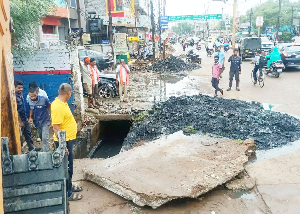 नाले पर निर्मित 20 अवैध पाटों को जेसीबी मशीन की सहायता से तोड़ा गया