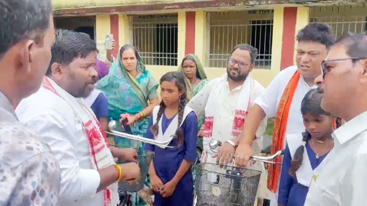 सरस्वती साइकिल योजना में भ्रष्टाचार का आरोप, रवि भगत ने स्कूल में मचाया हंगामा