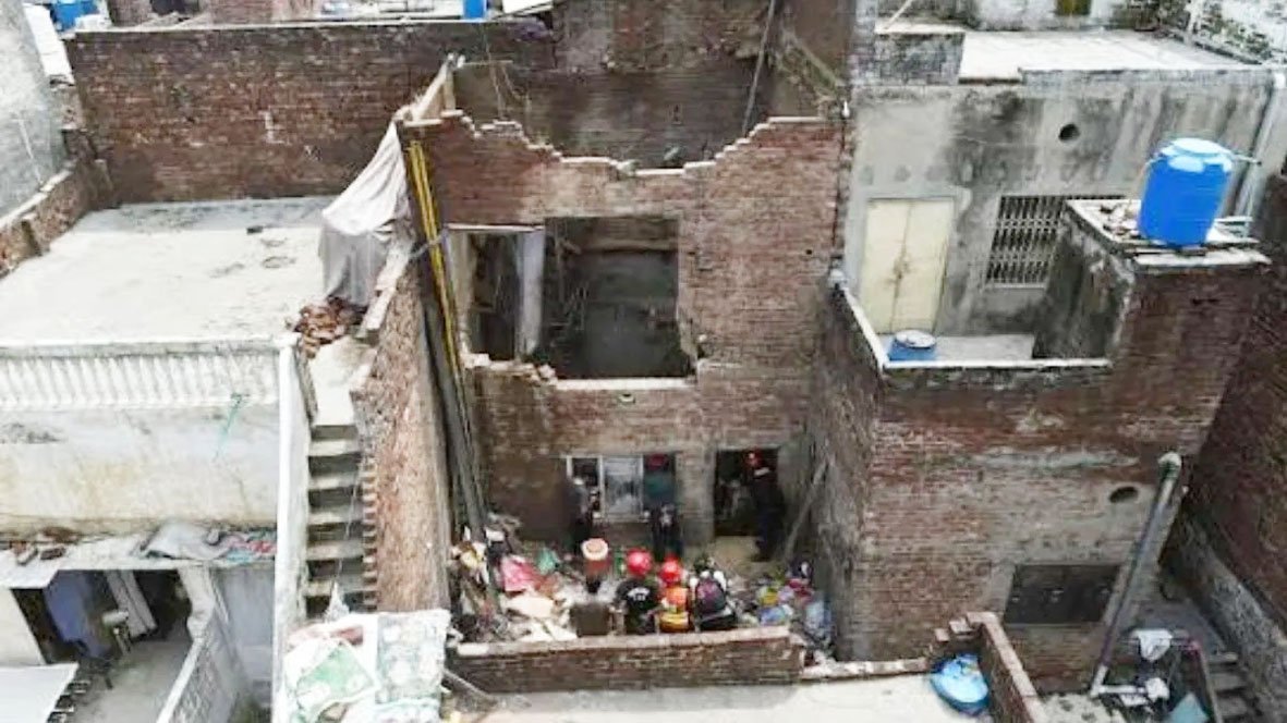 लाहौर में तीन मंजिला इमारत ढही, एक ही परिवार के 11 लोगों की मौत