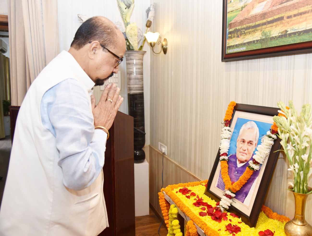राज्यपाल ने पूर्व प्रधानमंत्री बाजपेयी की पुण्यतिथि पर दी श्रद्धांजलि