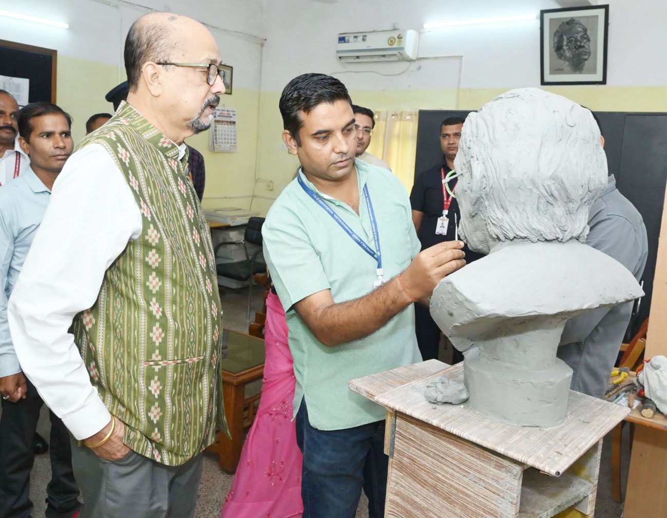 खैरागढ़ विश्वविद्यालय में असम के प्रसिद्ध साहित्यकार रघुनाथ चौधरी की कांस्य प्रतिमा का निर्माण