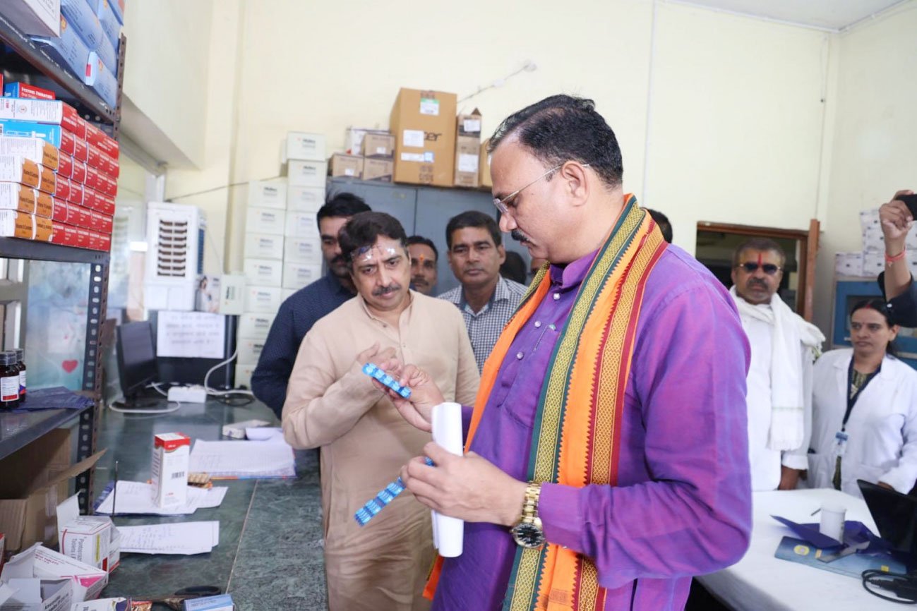 स्वास्थ्य मंत्री ने प्राथमिक स्वास्थ्य केन्द्र जेवरा का किया आकस्मिक निरीक्षण