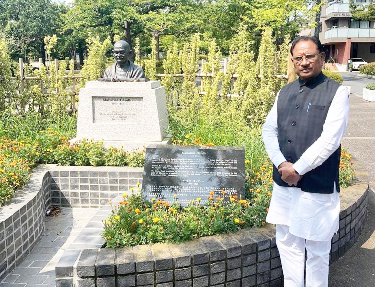 मुख्यमंत्री ने टोक्यो के लिटिल इंडिया पहुँचकर महात्मा गांधी को किया नमन