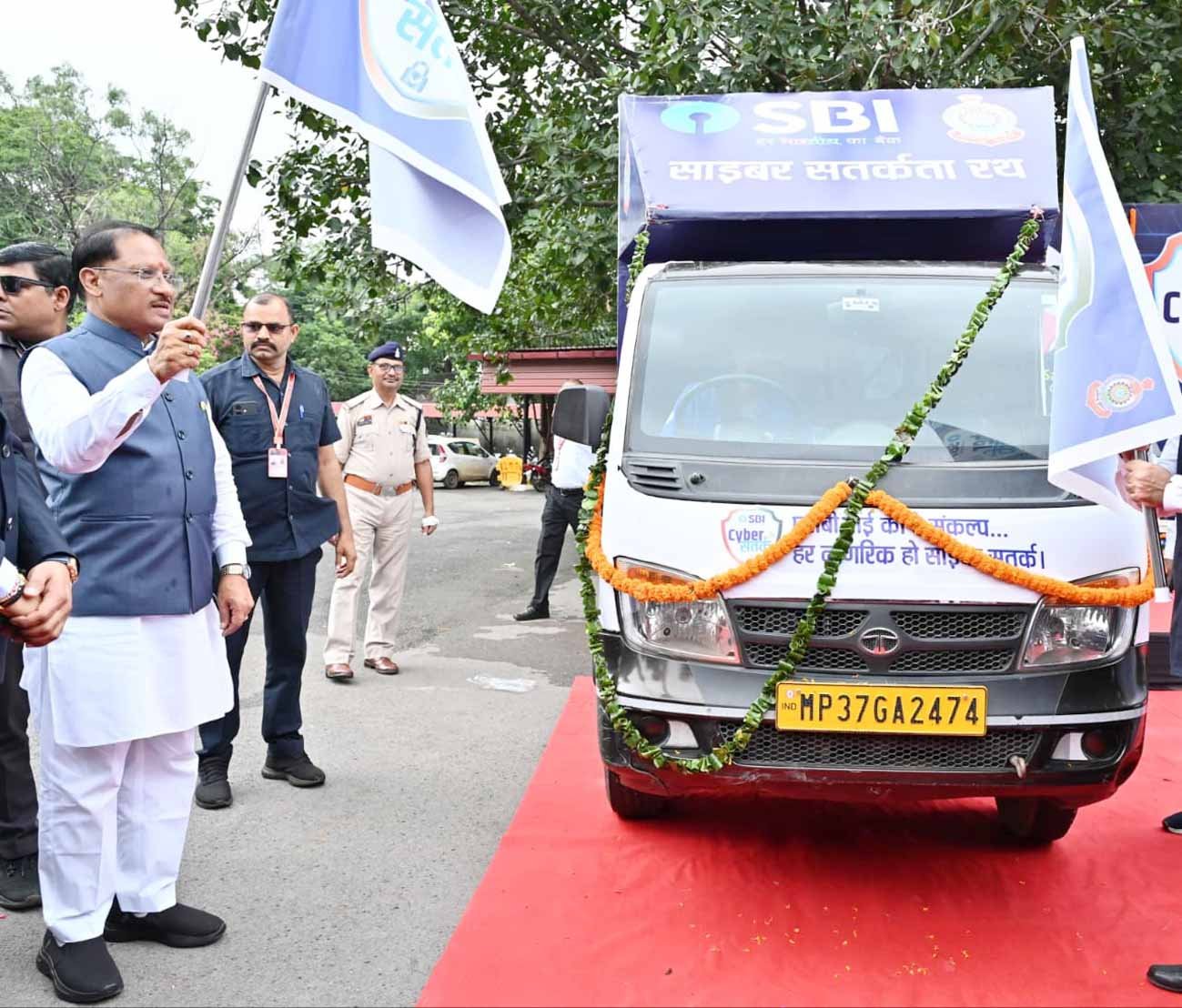 मुख्यमंत्री साय ने एसबीआई साइबर सुरक्षा रथ को झंडी दिखाकर किया रवाना