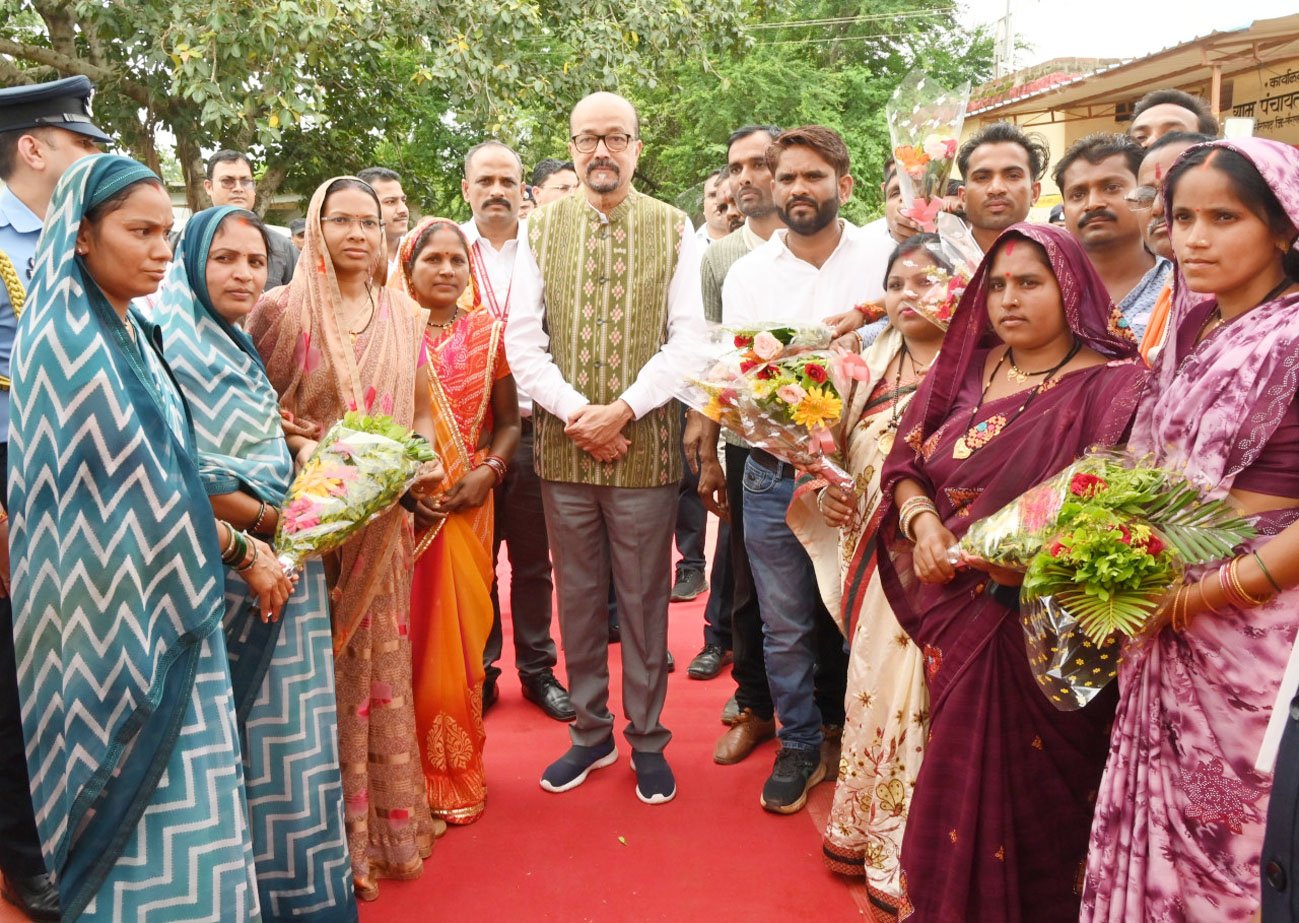 गोद ग्राम सोनपूरी में राज्यपाल रमेन डेका का जनसंवाद